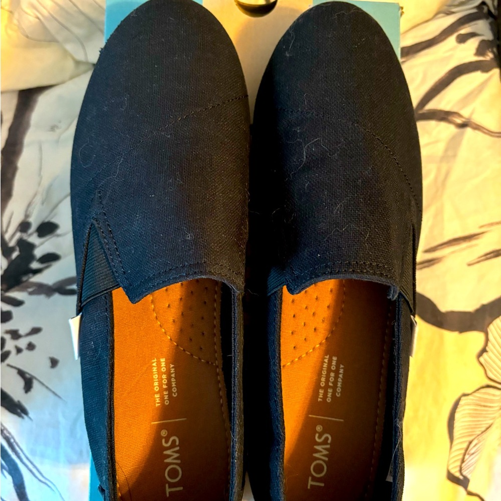 Tom’s black Oxford 8.5